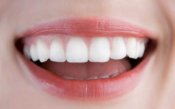 boca con dientes blancos